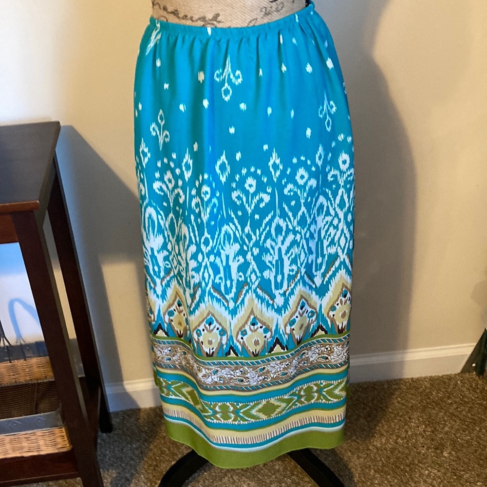 Skirt fully lined. Adjustable waist.